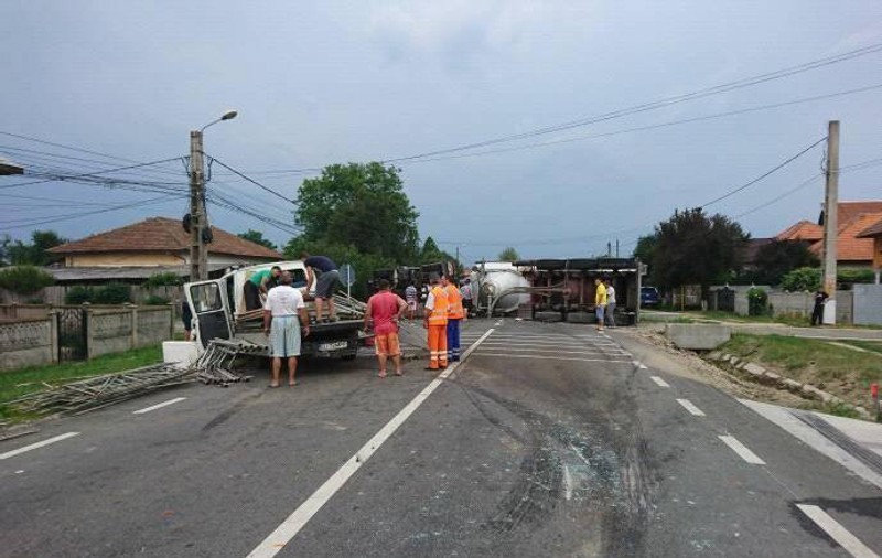 UPDATE | S-a reluat circulația pe DN66, în zona Drăguțești. O autospecială cu ciment se răsturnase pe carosabil (FOTO)