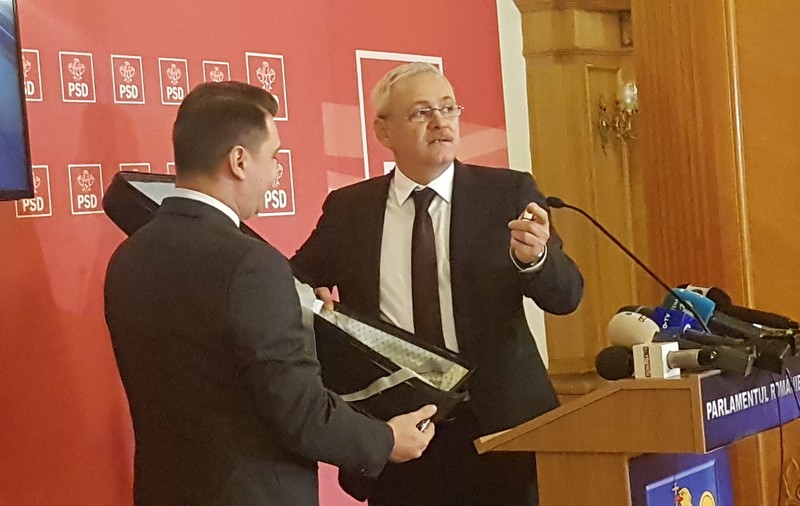 VIDEO&FOTO/ Liviu Dragnea și valiza, Episodul 2. Președintele PSD a venit la Parlament cu noi documente