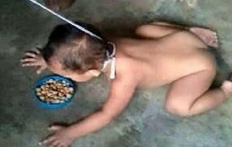 IMAGINI ȘOCANTE! Un copil, tratat ca un câine! Ținut în lesă și hrănit ca un ANIMAL | FOTO
