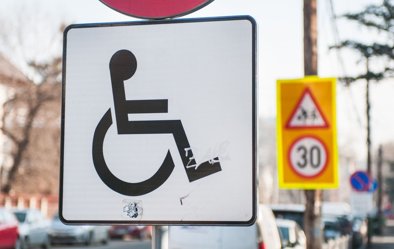 Amenda pentru cei care parchează abuziv pe locurile dedicate persoanelor cu dizabilități se dublează