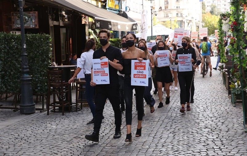 Angajații restaurantelor din București, protest cu imn față de restricții: ”Meniul zilei, șomaj”. 400.000 de oameni și-ar putea pierde slujbele