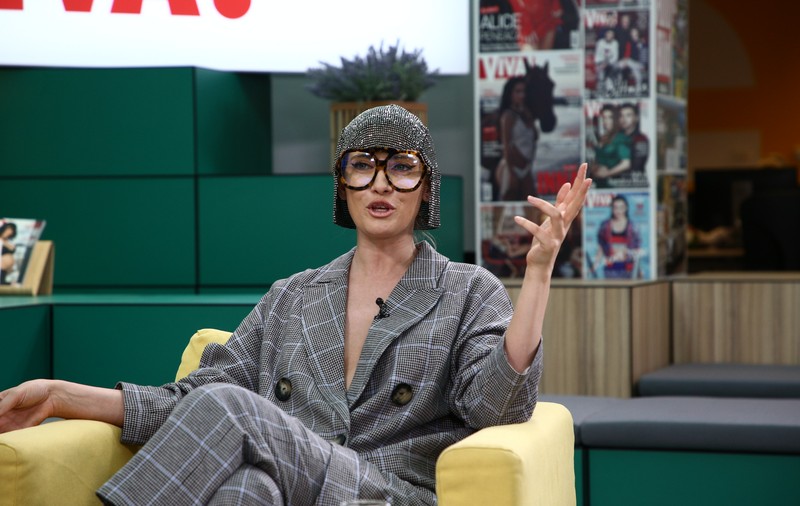 Interviu neconvențional/ Iulia Albu, despre găina de pe umăr, dependența de horoscop și cum împacă aparițiile excentrice cu valorile tradiționale