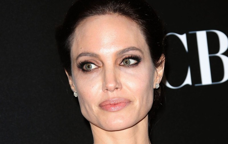 ANGELINA JOLIE a făcut ACCIDENT! A derapat și i-au EXPLODAT CAUCIUCURILE de la MAȘINĂ!