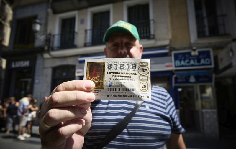 Spaniolii pot câștiga 4.000.000 de euro de Crăciun, anunță o reclamă la loterie care spune că banii nu sunt importanți