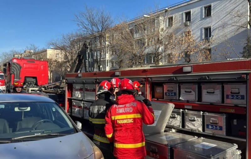 Intervenție de urgență pe un șantier din București. O persoană a fost prinsă sub o placă de beton