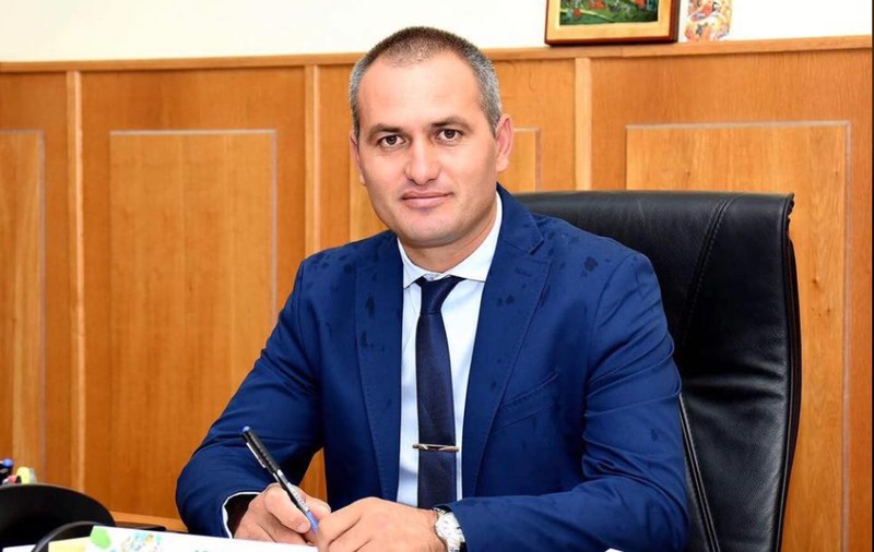 Un primar din Dâmbovița care a petrecut alături de zeci de persoane victoria la locale, depistat cu Covid-19