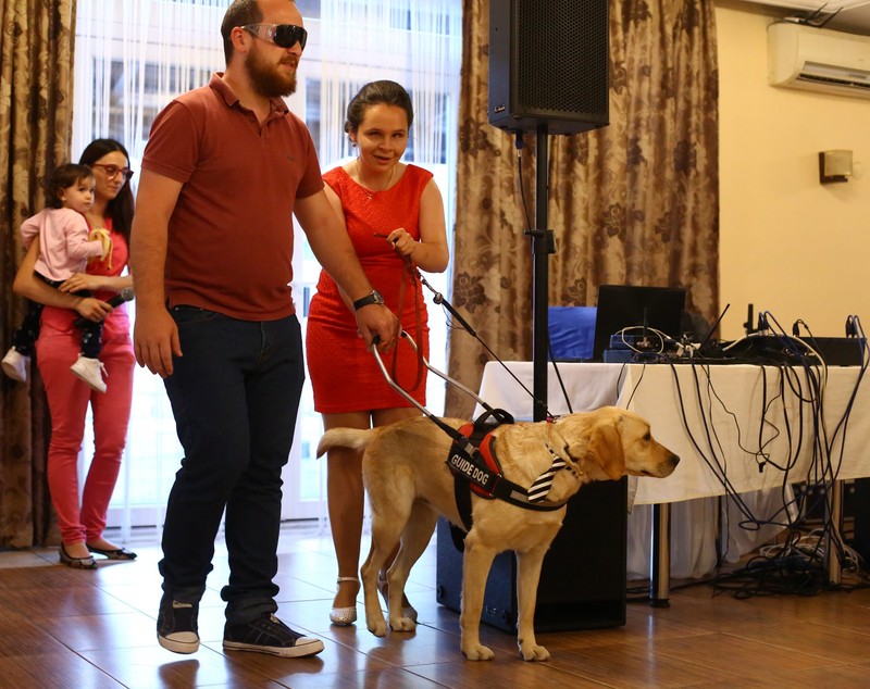REPORTAJ/ Câinii-ghid sunt salvarea nevăzătorilor. Daria și Daisy sunt o echipă cu o singură pereche de ochi /FOTO
