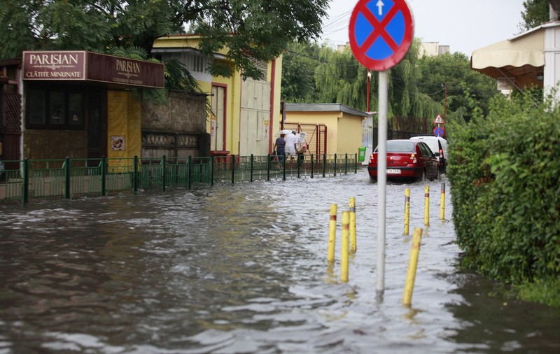 FOTO&VIDEO/ Inundații în municipiul Buzău, din cauza unei ploi torențiale care a durat o oră și jumătate
