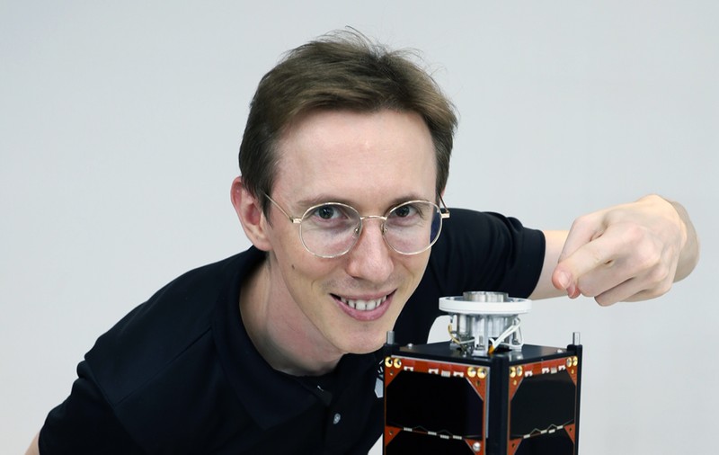 Viața unui tânăr din Humulești, mutat în Singapore, care a creat un motor pentru sateliți trimis în spațiu cu o rachetă a lui Elon Musk. La ce folosește invenția românului