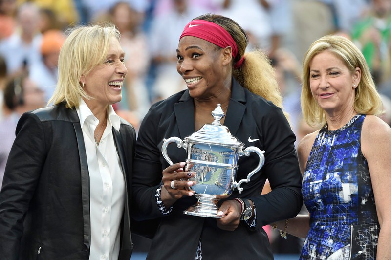 Serena Williams sărbătoreşte titlul de la US Open, alături de Martina Navratilova (stânga) şi Chris Evert (dreapta). FOTO: EPA