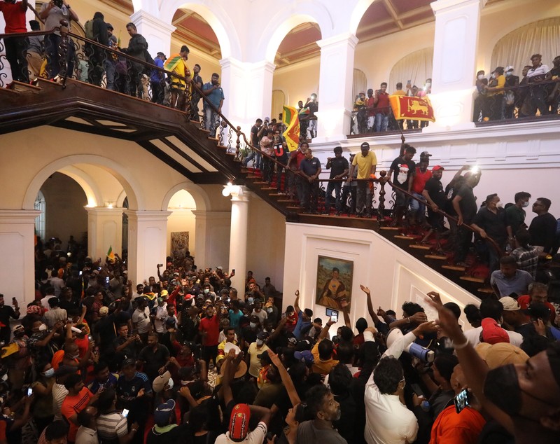 Protestatarii din Sri Lanka au găsit grămezi de bani în reședința președintelui. S-au filmat când îi numără