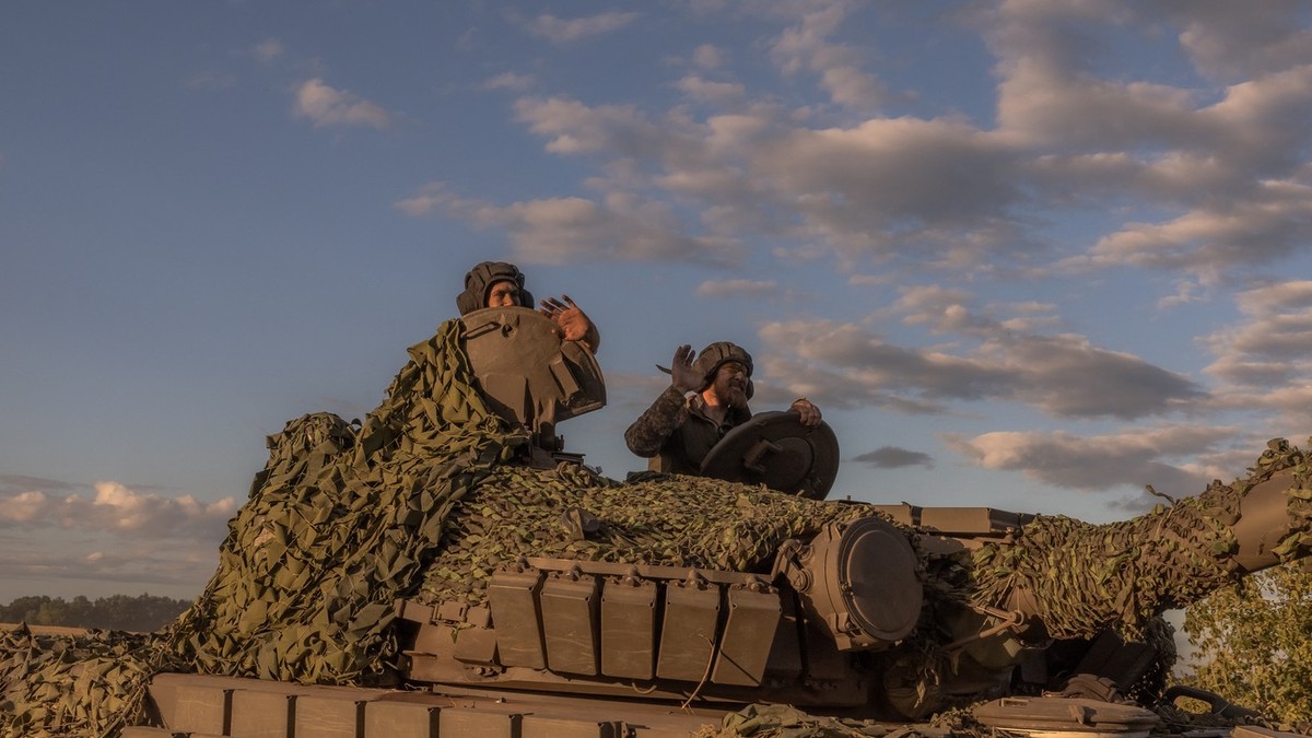 Soldați ucraineni la bordul unui tanc T-72 Foto: Profimedia
