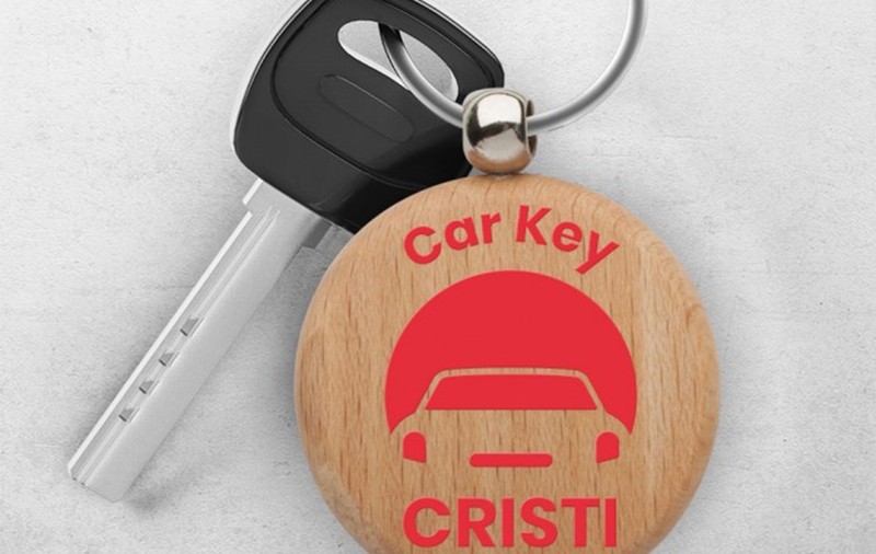 Cumpără un breloc din lemn personalizat pentru persoana dragă