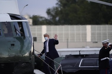 Donald Trump, pe 5 octombrie, la câteva momente după ce a părăsit Spitalul Militar Walter Reed, înainte de a se urca în elicopterul prezidențial. Foto: EPA