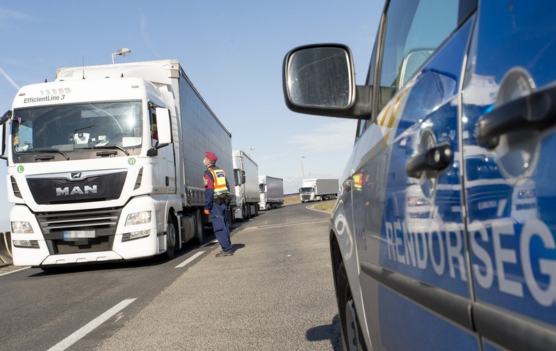 Autoritățile maghiare au anunțat că au deschis trei noi puncte de frontieră la granița cu Austria, șoferii români se plâng că nu sunt lăsați să treacă: ”Stăm de două zile la Rábafüzes. Ne spuneți și nouă ce e de făcut?”