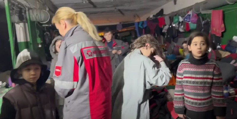 Copii și femei într-unul din buncărele de sub uzina Azovstal din Mariupol Foto: captură video Azov Media