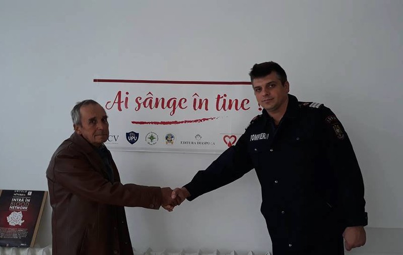FOTO/ Un vrâncean suferă de o boală rară, dar are noroc cu doi pompieri care îi donează periodic sânge. Doar 5% din populația globului are această grupă sanguină