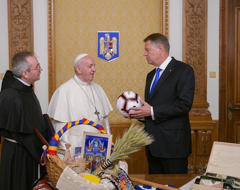 Cadourile primite de Papa Francisc de la Klaus Iohannis. Obiectele reprezintă toate regiunile României / FOTO&VIDEO