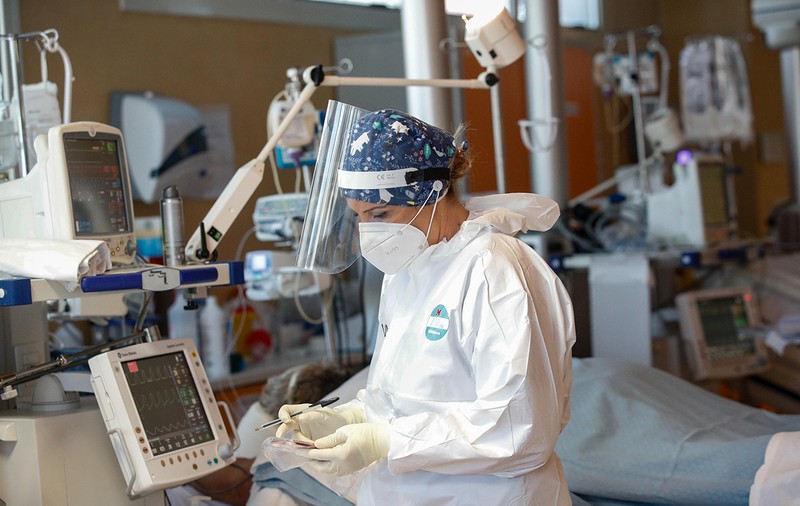 Un tânăr din Iași a făcut infarct în timp ce aştepta la UPU.  Acesta nu avea alte afecțiuni medicale, iar testul pentru COVID-19 a ieșit negativ. Reacția spitalului