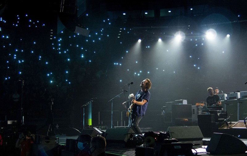 Eddie Vedder nu a putut cânta la Viena alături de trupa sa, Pearl Jam. „Căldura, praful şi fumul de la incendii” i-au afectat corzile vocale