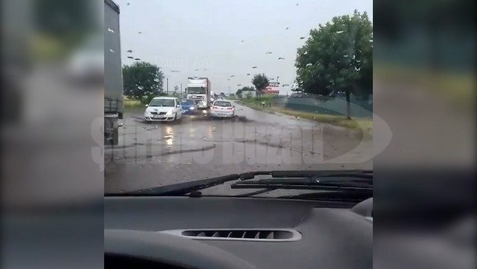 Drumul dintre Râmnicu Sărat și Topliceni a fost inundat sursă foto: stiridebuzau.ro