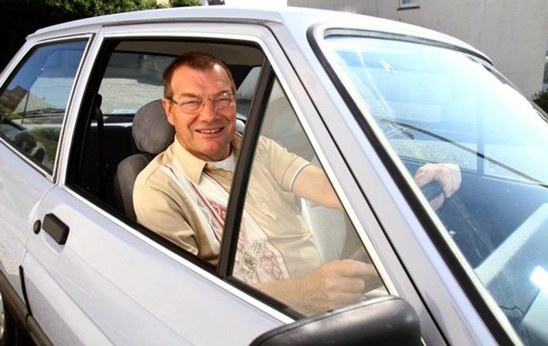 Un taximetrist a găsit 700.000 de euro în mașină şi i-a predat autorităţilor