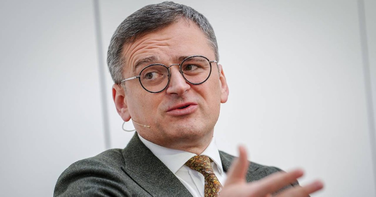 Dmitro Kuleba, fost ministru de externe al Ucrainei, îmbrăcat într-un costum gri, gesticulează