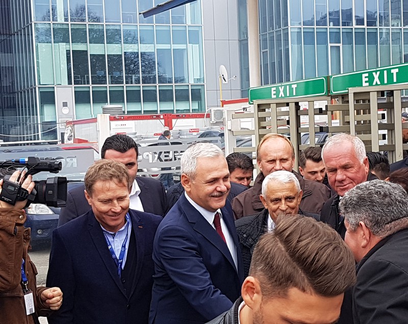REPORTAJ. Dragnea și Daea, pe urmele oii, la Indagra: Au gustat pastramă, au probat căciuli și au făcut baie de mulțime