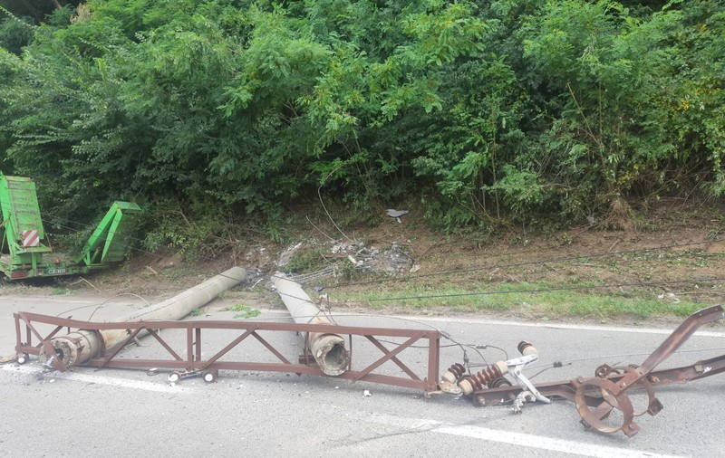 Șapte răniți în Vâlcea, după ce mai mulți stâlpi de electricitate au fost doborâți de un tren. Oamenii s-au oprit după un alt accident