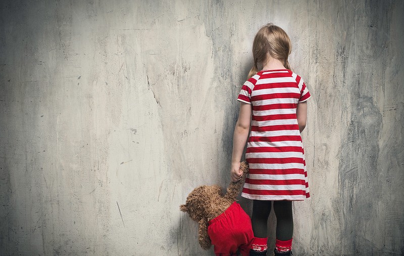Mătușa unei fetițe cu autism susține că aceasta ar fi fost ascunsă singură într-o clasă. Educatoarea i-a explicat mamei: "Avem inspecție"