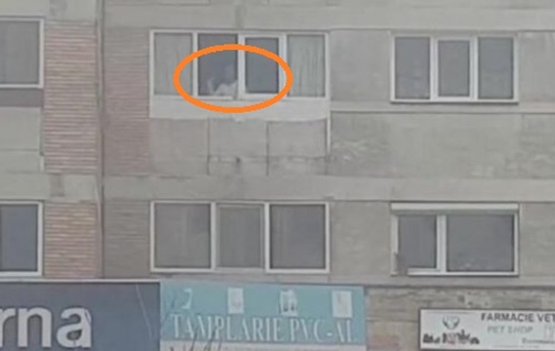 VIDEO | Un bătrân din Pitești se "distra" aruncând cu sticle de la geamul apartamentului său