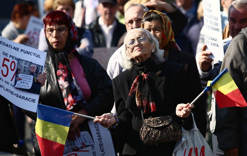 Pensionarii protestează în fața Guvernului, din cauza legii pensiilor