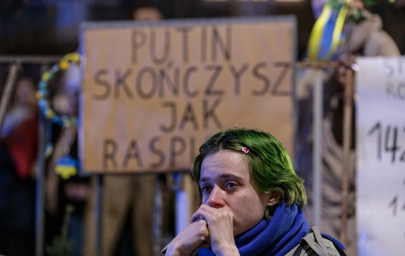 REPORTAJ. Considerați „hienele Europei” de presa rusă, care-i amenință, ca pe ucraineni, cu „denazificarea”, polonezii strigă „Ce-i cu cârpa din balcon?!” în fața steagului consulatului rus
