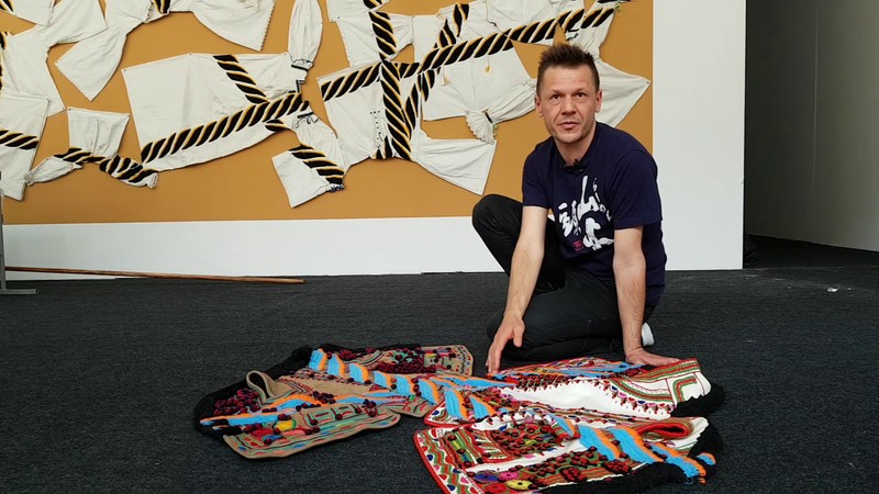 Artistul Mircea Cantor explică modul în care casa de modă Christian Dior a copiat, în detaliu, cojocul tradiţional din Bihor, transformându-l într-o vestă din colecţia toamnă-iarnă 2017