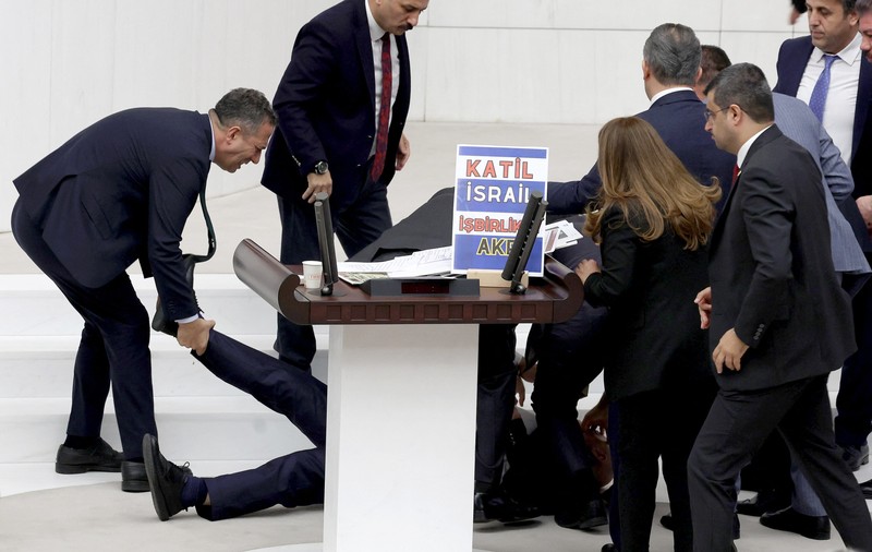 Deputatul turc Hasan Bitmez, care a făcut infarct în parlament în timp ce îl acuza pe Erdogan că este „complicele” Israelului, a murit