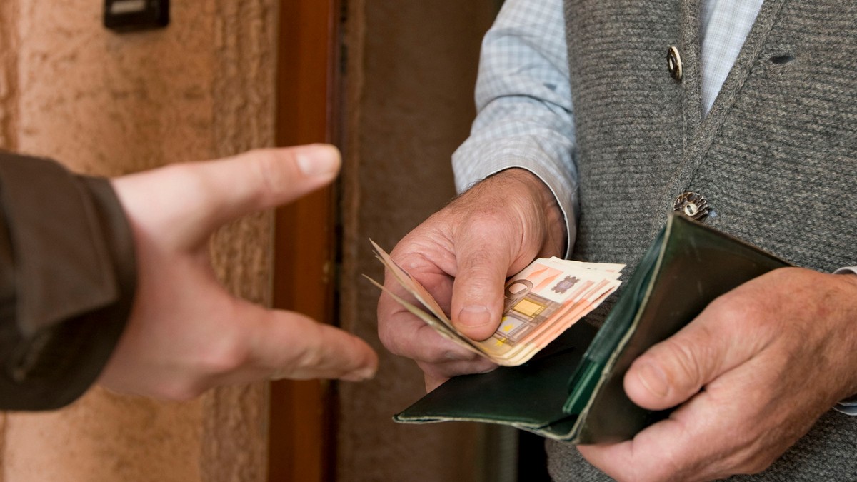 Bătrână păcălită de un fals funcționar public Sursă:Profimedia