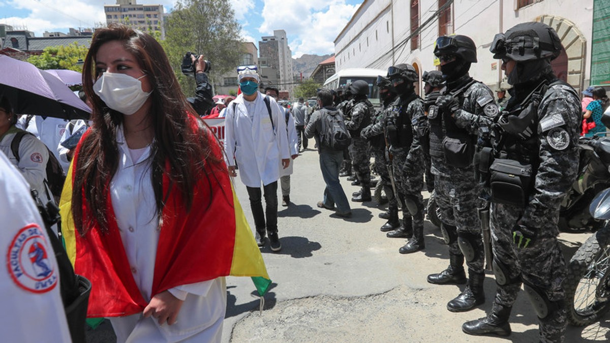 Cinci studenți din Bolivia au murit, după ce au căzut de la etajul patru al unei universități, în urma unei busculade