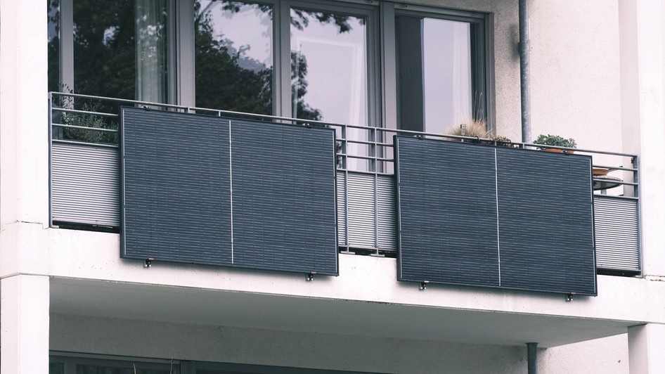 Un nou fenomen ia amploare în Europa: oamenii își pun panouri solare pe balcon. Sursă foto: Profimedia Images