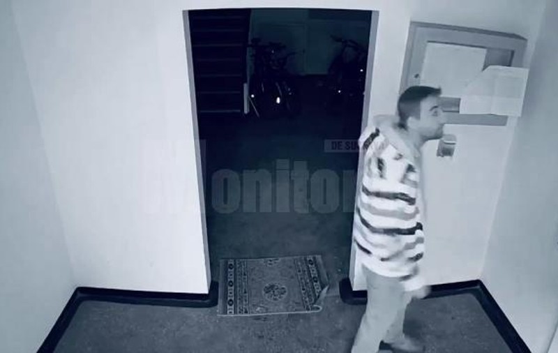 Un sucevean trage pe nas dezinfectantul dintr-o scară de bloc, apoi fuge cu  dozatorul VIDEO
