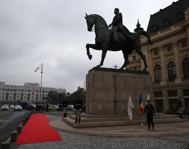 UPDATE. Ziua Regelui, marcată prin manifestări culturale. Ceremonie militară şi depuneri de coroane de flori la statuia Regelui Carol I din Piaţa Palatului Regal | FOTO&VIDEO