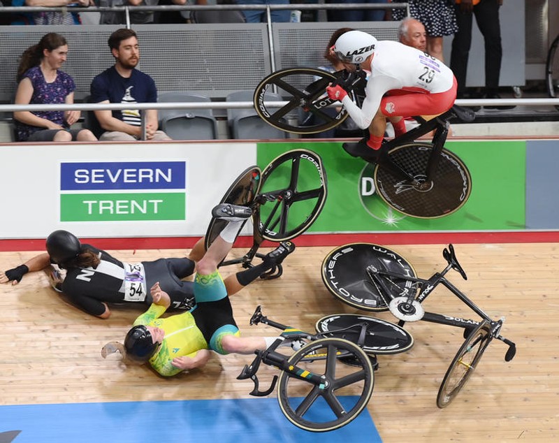 Un ciclist britanic a zburat în tribună, după un accident teribil pe velodrom, la Jocurile Commonwealth. Trei sportivi sunt în spital, doi spectatori au fost răniți
