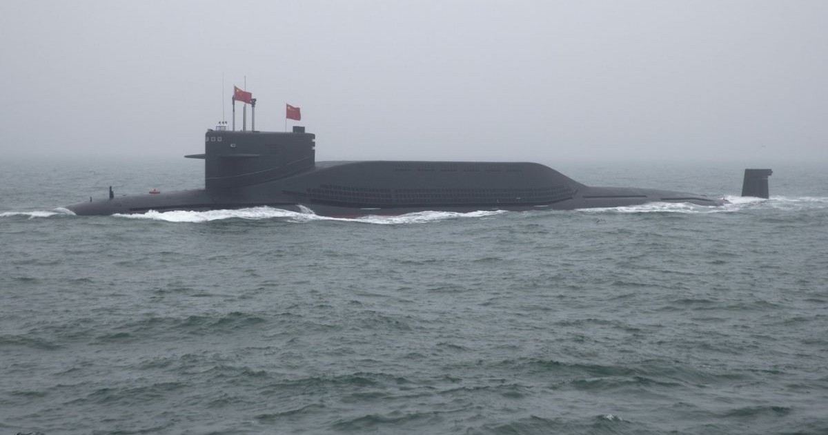 Un submarin nuclear de tip 094 de clasă Jin Long 15 Martie al Marinei chineze participă la o paradă navală