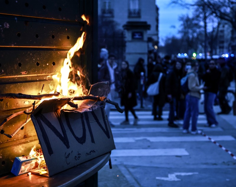 Noi violențe în Franța. Oamenii au ieșit pe străzi să protesteze față de noua lege a pensiilor