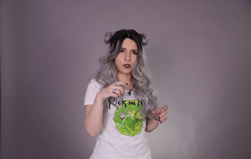 VIDEO | Poeta Marcica, povestea fetei cu scleroză multiplă care își ucide iubiții în versuri. Interviu cu scriitoarea Ioana Laura Florescu: ”Nu vă mai grăbiți, viața trece oricum prea repede!”