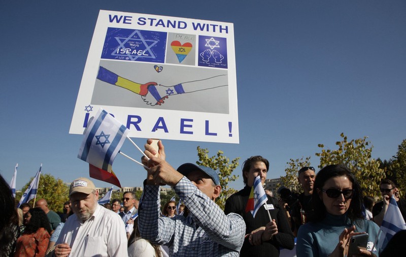 Miting la București, sute de persoane s-au solidarizat cu victimele atacului Hamas. „Israelienii nu au intrat în casele nimănui și nu au luat ostatici copii”
