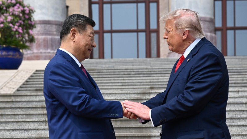 Liderul chinez Xi Jinping (stânga) îi strânge mâna președintelui american Donald Trump la Marele Palat al Poporului din Beijing, joi, 14 mai 2026. Foto: Profimedia
