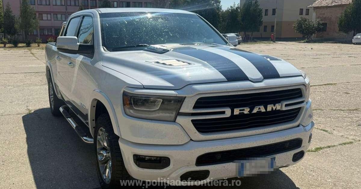 Mașina Dodge RAM de culoare albă, cu două dungi negre pe capotă, confiscată de Poliția de Frontieră, în curtea instituției