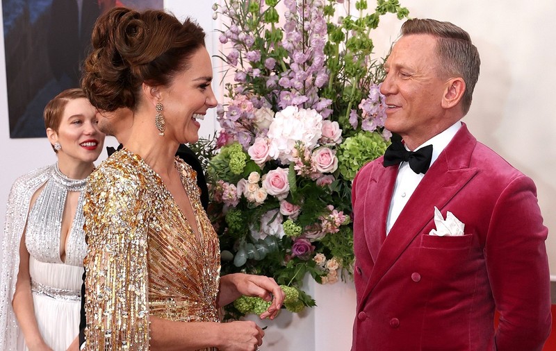 Familia regală britanică, la premiera noului film James Bond. Ce i-a spus Daniel Craig ducesei Kate Middleton