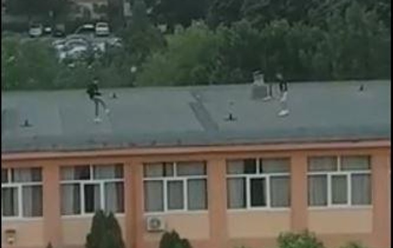 Doi tineri au jucat fotbal pe acoperișul unei școli din Pitești (VIDEO)