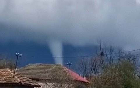 O pâlnie de tornadă s-a văzut clar pe cerul localității Cernetu din Teleorman, în timpul avertizărilor de cod portocaliu din țară